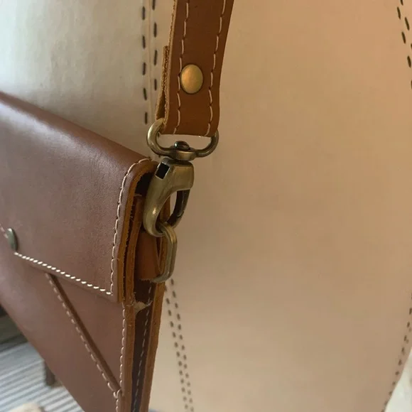Portland, leather Crossbody - Picture 4 of 12